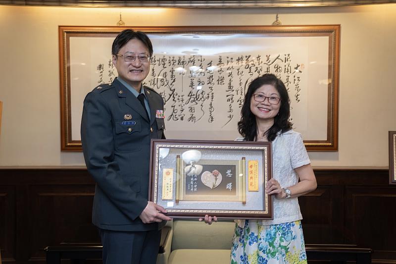 林校長致贈本校模範母親林淑媛女士賀屏。