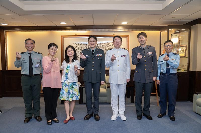林校長與本校模範母親合影。