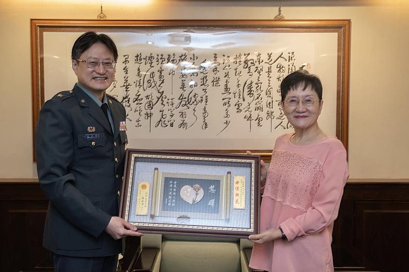 林校長致贈本校模範母親路捷羽女士賀屏。