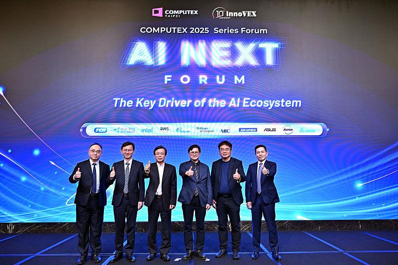 TCA 在 5 月 6 日於台北漢來飯店辦理「COMPUTEX系列論壇活動 – AI NEXT FORUM」，下午場聚焦「AI生態系的新金礦 - 企業AI中心」。由台北市電腦公會榮譽理事長童子賢（右3）開場致詞，並邀請資策會產業情報研究所（MIC）所長洪春暉（左1）、研華嵌入式事業群總經理張家豪（右1）、華碩共同執行長胡書賓（左3）、雙鴻董事長林育申（右2）、台達電源及系統事業群副總裁暨總經理陳盈源（左2）等產業專家，從AI 2.0技術突破、邊緣AI賦能機器人產業創新、AI基礎設施與AI數據中心建置、AI運算系統的電力與散熱解決方案等面向進行專題演講。
