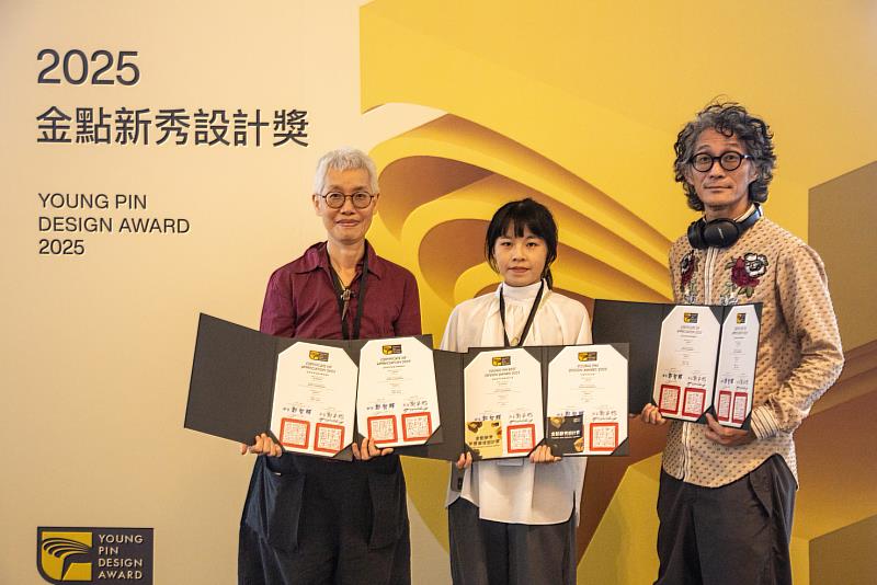 賴星辰同學與指導老師余慧君教授、郭令權教授合照，為東華藝創系115級畢業製作添上佳績。