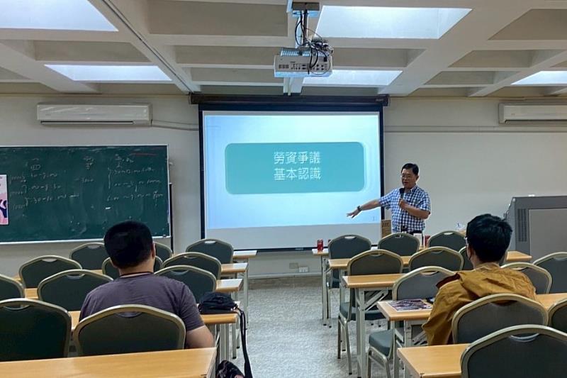 臺南市政府勞工局勞動法令講師楊家豪老師蒞臨分享，為即將進入職場的南大學生介紹勞動法令與權益保障知識