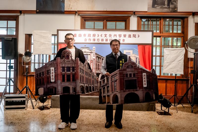 臺南市長黃偉哲與文策院董事長蔡嘉駿合影。