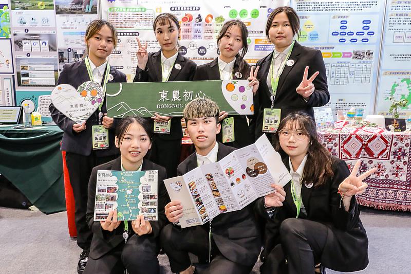 朝陽休閒系學生團隊作品〈尚齡友饗-全齡友善創新食品創生共饗〉，開發具延緩認知衰退之友善創新產品，榮獲家政餐旅食品群佳作。