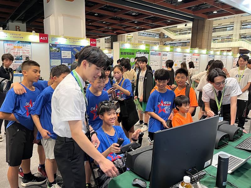 成果展會場同時安排互動體驗區，吸引不少青年學子前來體驗朝陽飛航系的模擬飛行。