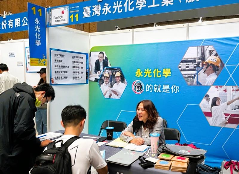 就業博覽會提供廠商與求職者面對面交流平台，求職民眾積極面試，找到好工作，廠商找到好人才。