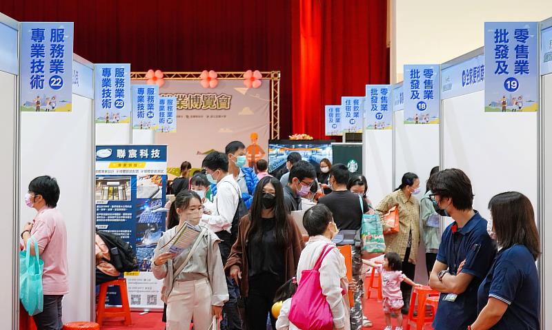 北分署5月17日在宜蘭大學活動中心舉辦東部地區首場大規模就博會，集結50家優質企業，釋出1,300個工作機會。