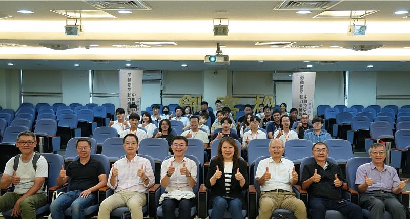 2024創客松競賽晉級團隊與中彰投分署劉秀貞分署長及評審委員大合照（歷史照片）