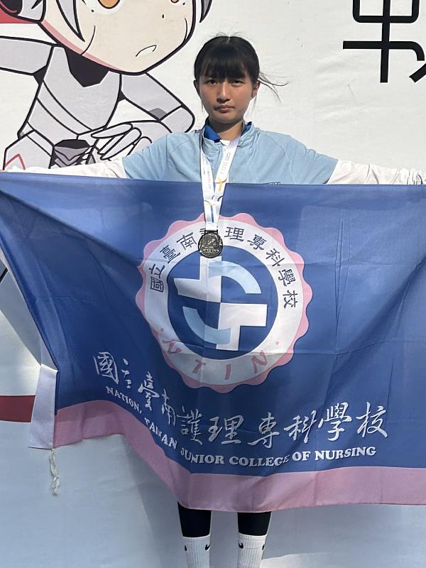 國立臺南護專老人服務事業科林玟伶同學榮獲一般女生組軟式網球單打賽第二名。
