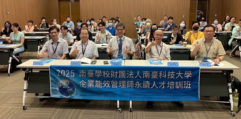 南臺科技大學副校長王振乾(中)與電力公司綜合研究所主任陳以彥(左一)、南臺科技大學工學院院長蔡明村(左二)、南臺科技大學研發長郭聰源(右二)、南臺科技大學化學工程與材料工程系主任關旭強(右一)，以及參與人員合影。