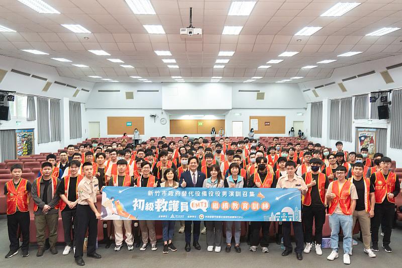 竹市辦理114年EMT-1繼續教育訓練，代理市長邱臣遠與備役役男大合照