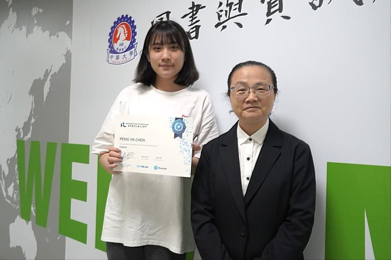 圖／國際人文社會暨智慧商務學院簡曉花院長（右），鼓勵全校教職員生善用校內資源，考取國際證照、精進自我。（左為工程科學博士學位學程助理彭雅貞）。