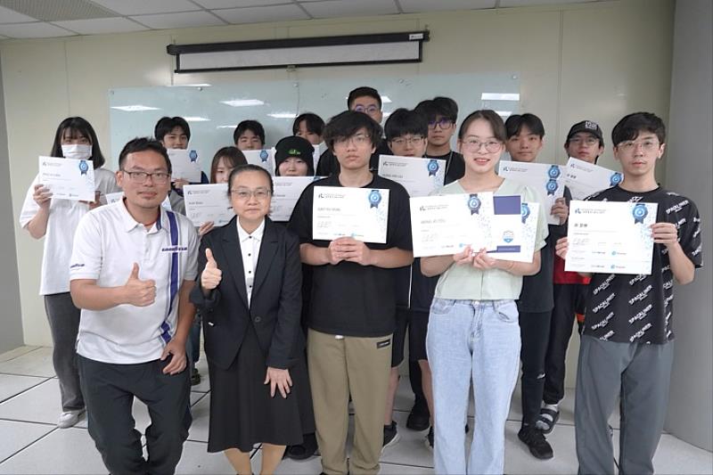 圖／本學期報考「ITS Python」證照班的28人，皆全數取得國際證照，通過率100%。