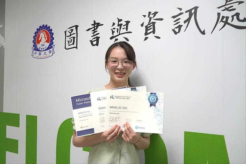 圖/中華大學資訊工程學系大三生翁若慈,一次考取「Cyber security」、「Microsoft PL900」,以及「ITS Python」國際證照,期望能藉由提升自我能力,獲得知名科技公司的實習門票。