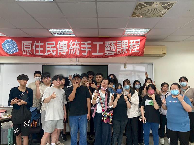 聖約翰科技大學原住民資源中心舉辦「薏苡珠手鍊手工藝課程」，邀請「蘭的風工作室」潘美蘭老師親臨指導。