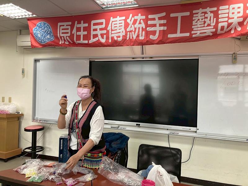 潘美蘭老師向同學們講解薏苡珠的由來。
