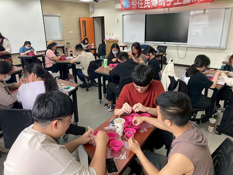 同學們專心串珠,對製作手工藝品產生濃厚興趣。