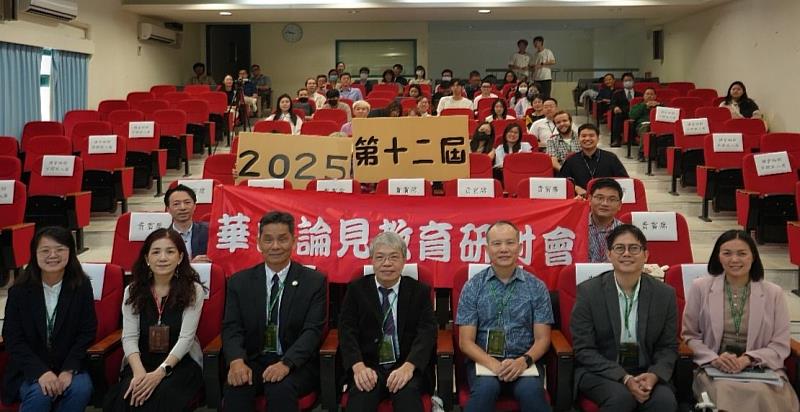 徐輝明校長（左三）親自出席開幕式，前排餘為賴秋琳教授、林意雪主任、徐輝明校長、潘文福院長、張德勝主秘、Prof. Pongprapan Pongsophon、Dr. Sukanda Jongsemtrakoon（由左至右）。