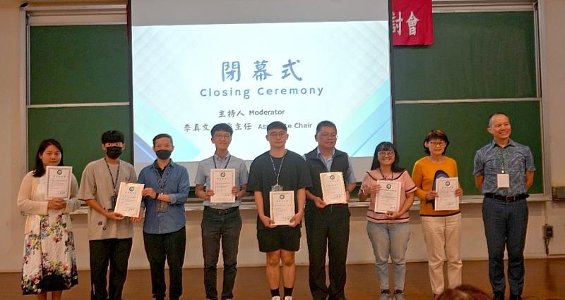 第十二屆於閉幕式表揚各場次優秀論文，由東華大學主任秘書張德勝教授頒獎。