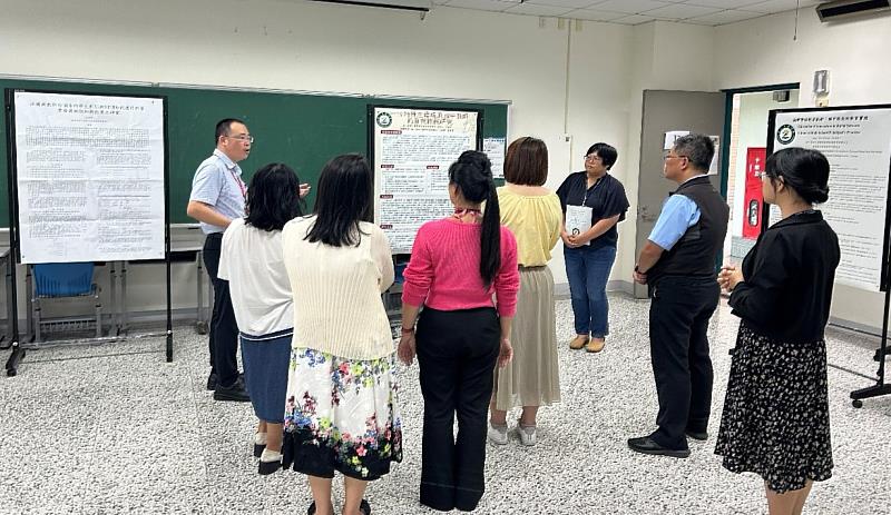 海報場次發表及參與情形，主持人張文權教授。