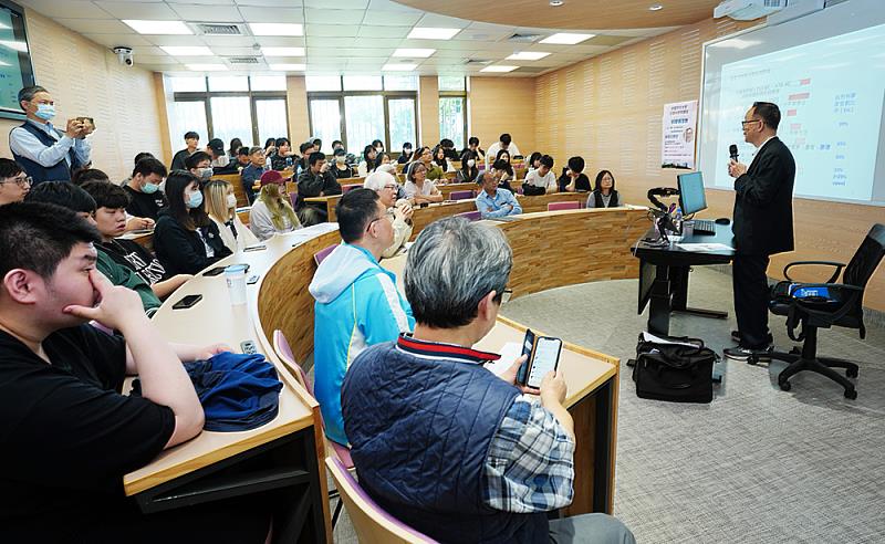文大的「自若講堂」由企業家共同捐資設立，實現教育為百年大計，人才為教育核心的理念，致力打造一處思辨與對話交會的空間。