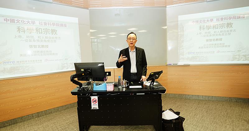 張教授勉勵學生：「探索真理的道路，應從持續學習與深刻反思開始。」