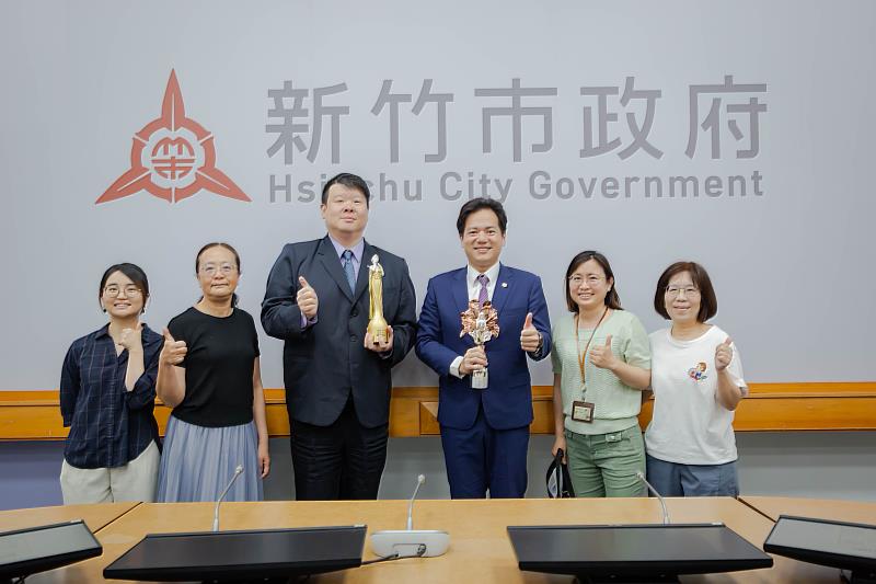 「2024新竹市玻璃藝術節」獲法國設計鉑金獎及美國繆思創意金獎殊榮,代理市長邱臣遠於市務會議表揚肯定