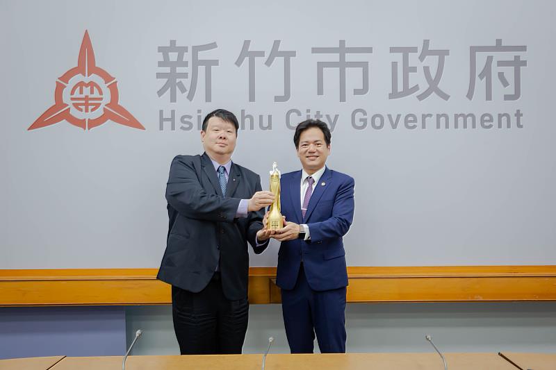 「2024新竹市玻璃藝術節」獲法國設計鉑金獎及美國繆思創意金獎殊榮，代理市長邱臣遠於市務會議表揚肯定。