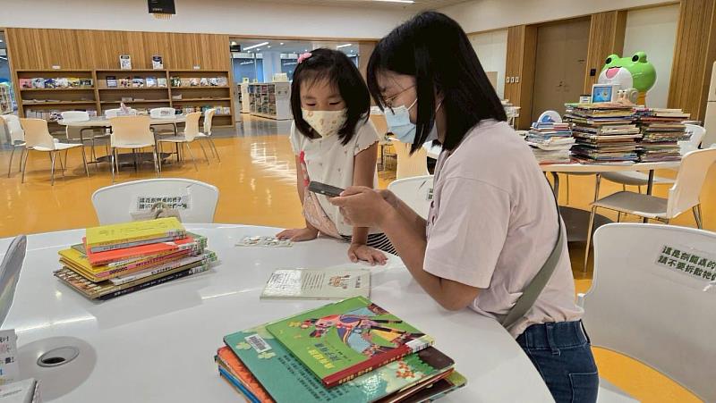 民眾透過手機或自助借書機即可輕鬆借閱，讓知識閱讀服務更便利與友善。