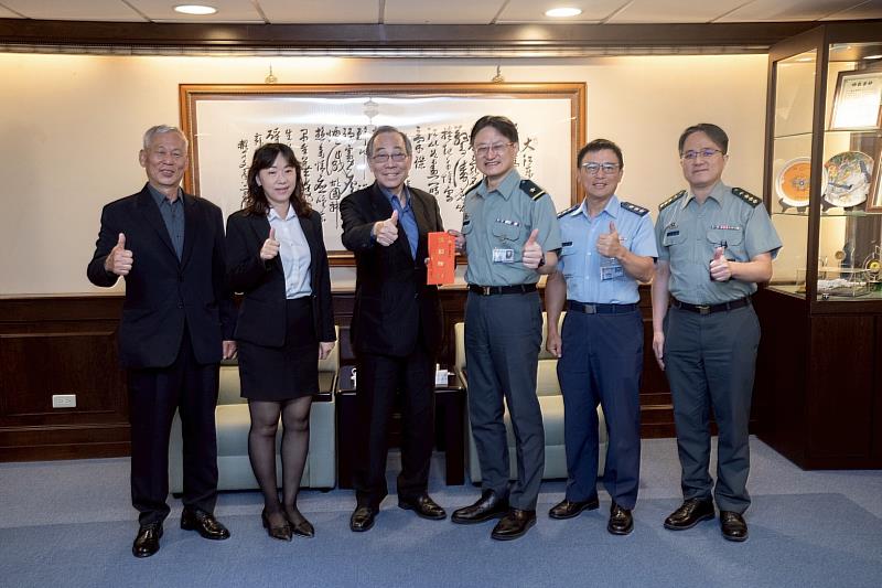 軍友保險公司歐總顧問代表董事長致贈端節慰問金,向本校教職員工生表達誠摯的關懷與祝福。