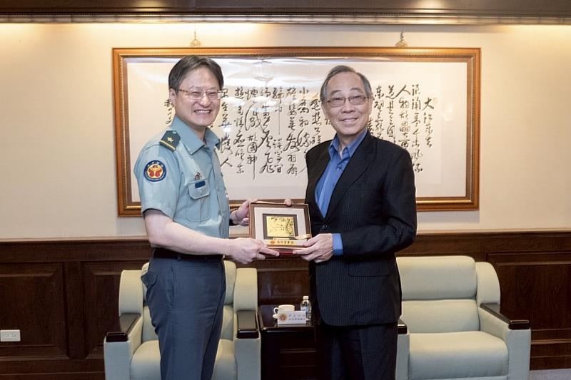 為表達軍友保險公司長期對國軍體系支持，林校長特地致贈紀念品。