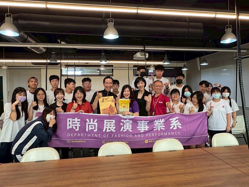 屏東大同高中參訪崑山科大，(2排左6起)陳藝昕校務顧問、時尚系王聖芬主任、莊岳峰國際長親自接待
