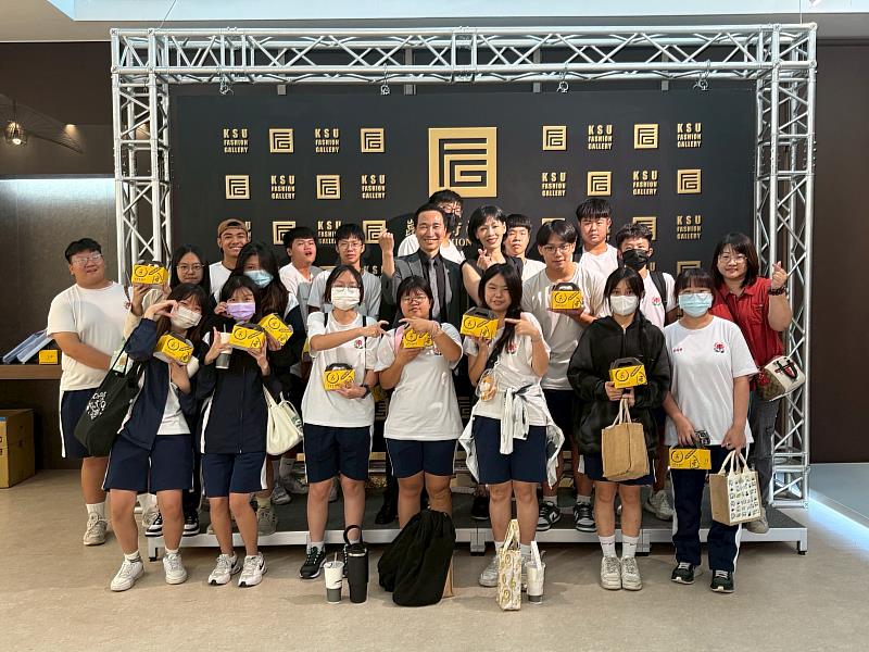 屏東大同高中師生參訪崑山科大，於時尚藝廊留影