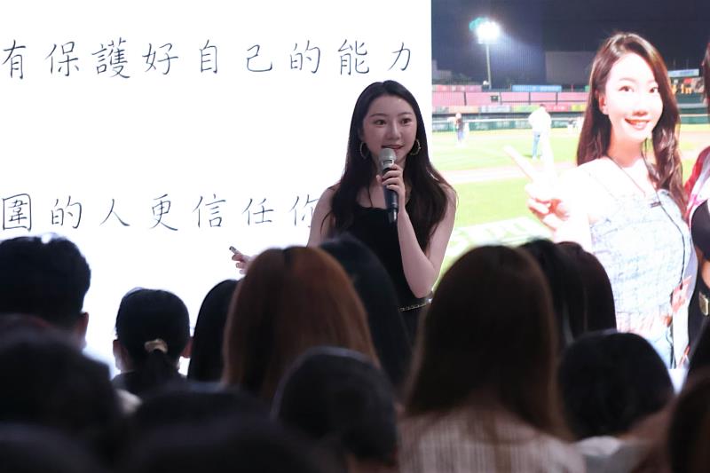 時尚系系友吳祐瑩分享業界實戰經驗