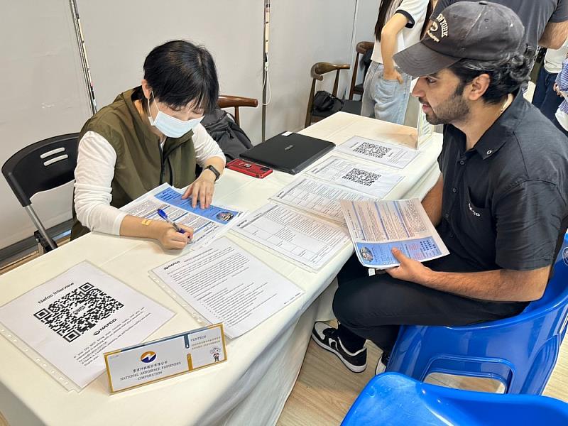 圖三、外籍生與企業代表現場面試