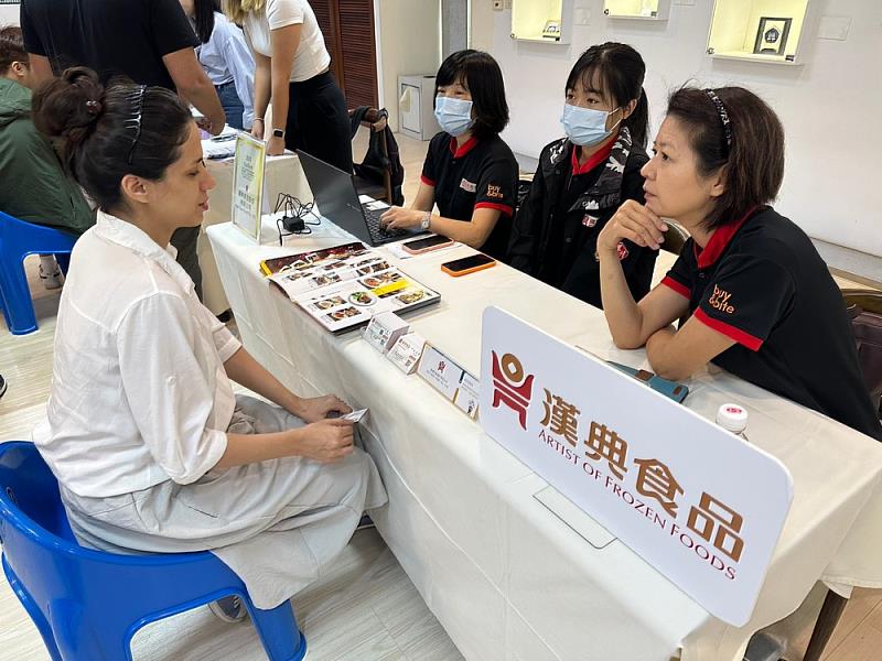 圖四、外籍生現場工作諮詢