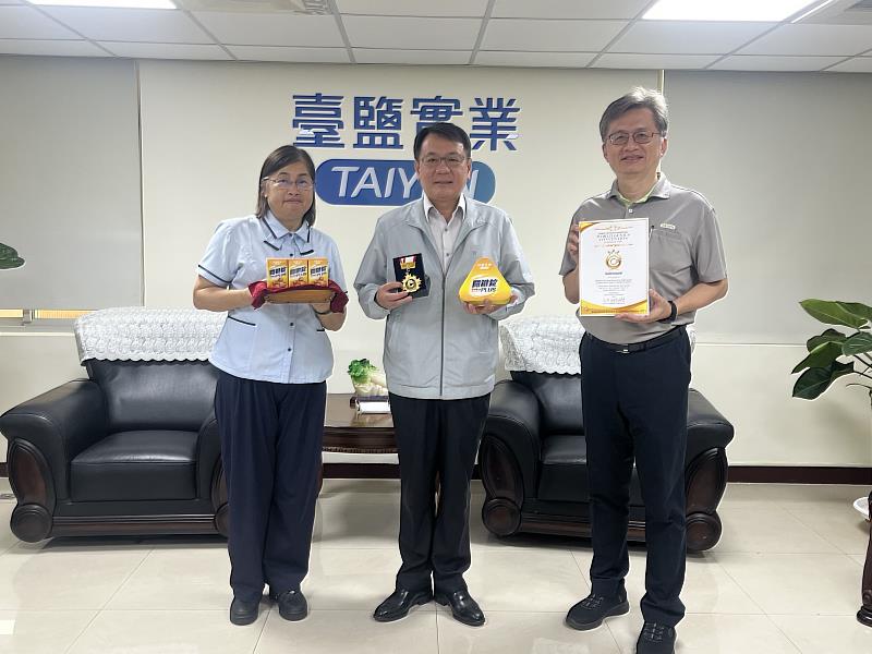 臺鹽公司以「高純度未變性二型膠原蛋白(CollaFix<sup><sup>®</sup></sup>)之製造方法」榮獲第39屆日本東京創新天才發明展金獎，董事長丁彥哲(中)、副總經理李杰翰(右)與研發處長洪雅萍(左)齊聚慶賀。