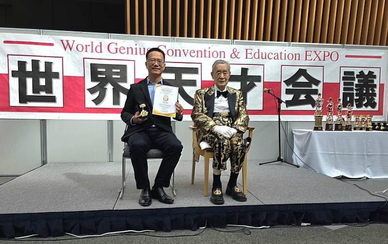 臺鹽公司以「高純度未變性二型膠原蛋白(CollaFix<sup><sup>®</sup></sup>)之製造方法」參加日本東京創新天才發明展，榮獲金獎，由展會創辦人中松義郎先生(右)親頒獎座，並由台塩生技保健廠副廠長蘇永霖(左)代表領獎。