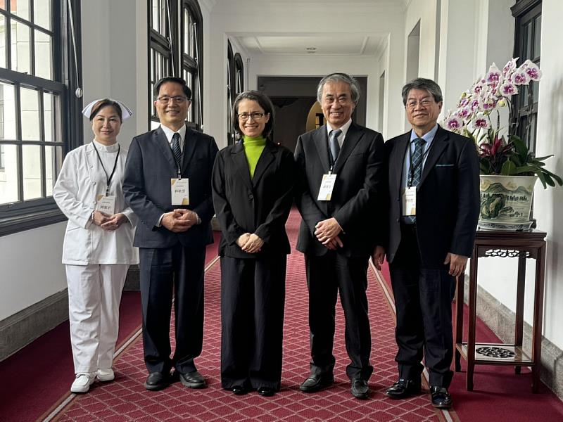 花蓮慈院林欣榮院長(左二)與護理部主任鍾惠君(左一)、泌尿部主任郭漢崇(右二)以及現為雙和醫院院長的老友李明哲(右一)在總統府歡喜與副總統蕭美琴合影。