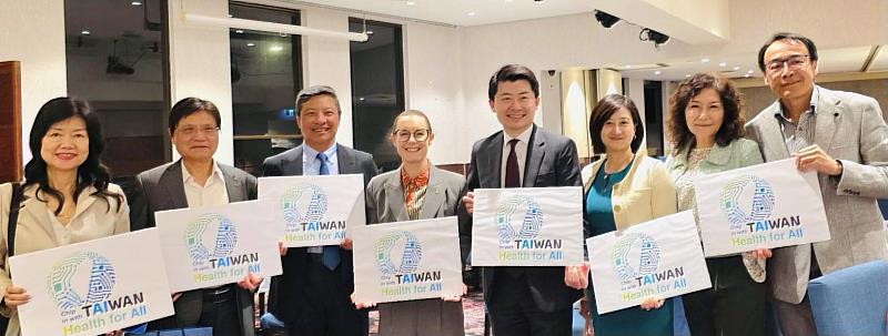 吳正偉處長(右4)、新州上議員Jacqui Munro(左4)、輔大藍易振校長(左3)與僑領合影