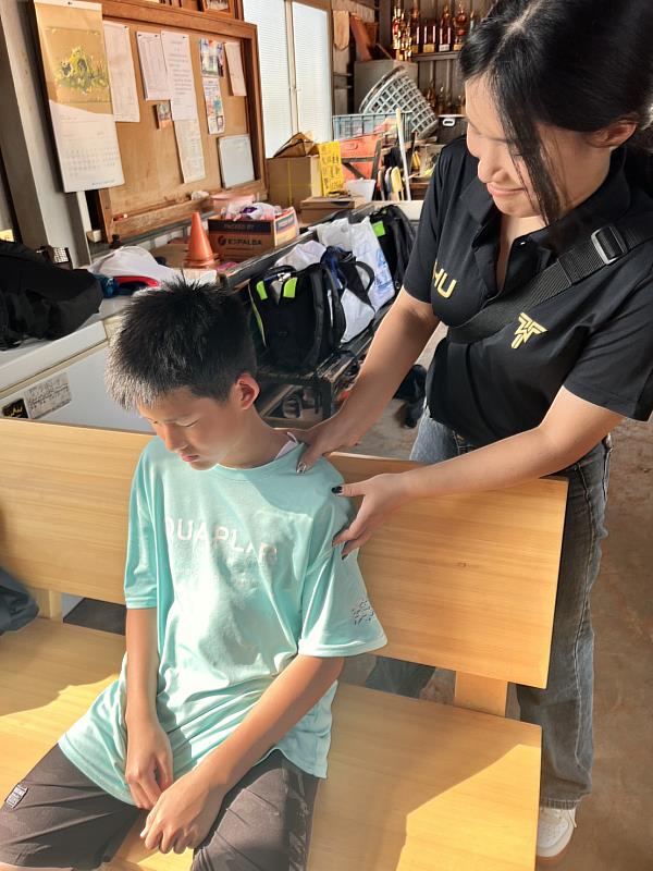 南華大學運動學程學生組成的運動防護團隊執行嘉義縣大林國中軟式網球隊的隨隊防護工作，於賽後進行防護按摩。