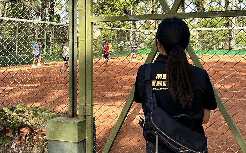 南華大學運動學程學生組成的運動防護團隊執行嘉義縣大林國中軟式網球隊的隨隊防護工作，於賽場旁盯場，擔任選手的最佳後援。