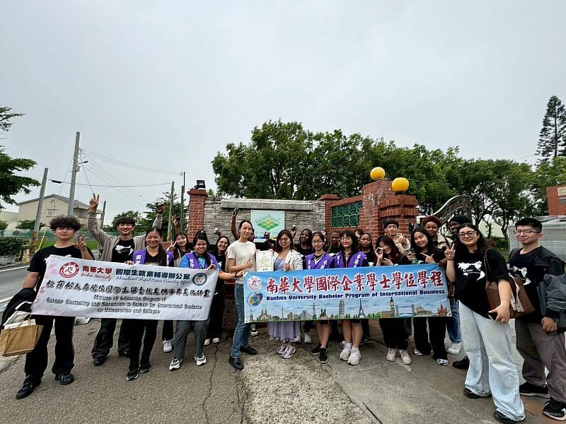 南華大學國企學程參訪晁陽農產科技股份有限公司，全體大合照。