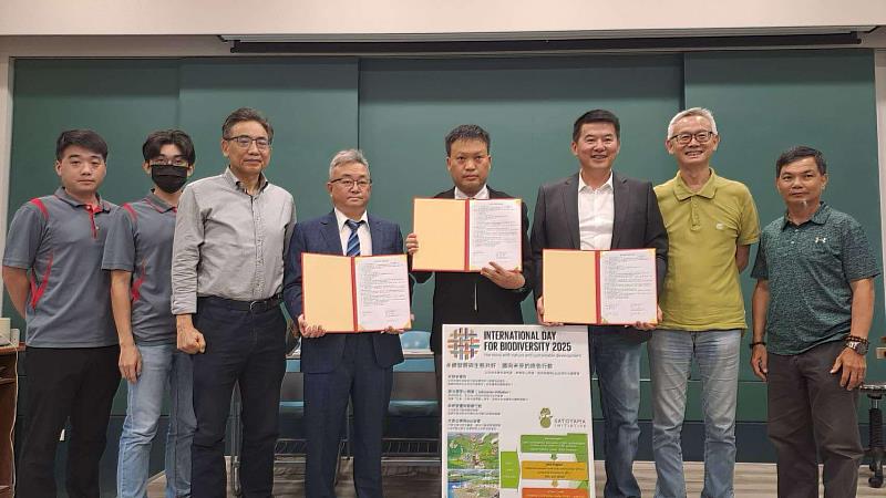 A memorandum of understanding was signed between Fusheng-Chang Construction, Daxitian Construction and the NCKU team to advance carbon offsetting and the transformation of ecological value.