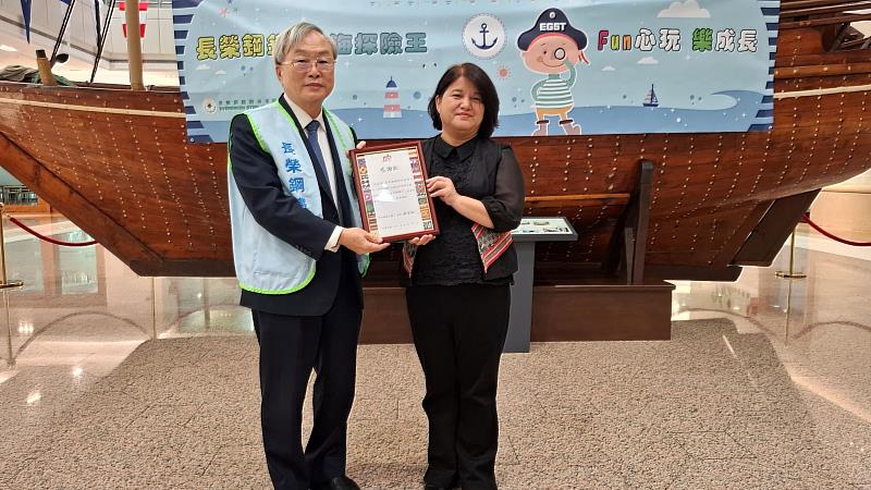 新竹縣桃山國小蘇美娟校長(右)致贈感謝狀予長榮鋼鐵公司林耿立董事長(左)。