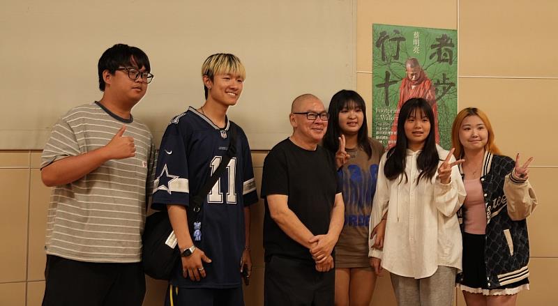 蔡明亮導演(左三)與學生合影