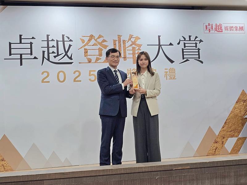 圖片說明：經濟部次長何晉滄（左）親自頒發「2025卓越登峰大賞－卓越品牌形象獎」予在一起永續科技股份有限公司副總經理李佳蓉（右），表彰該公司在彩繪光電、淨零建築與永續科技品牌形象推動上的卓越貢獻。