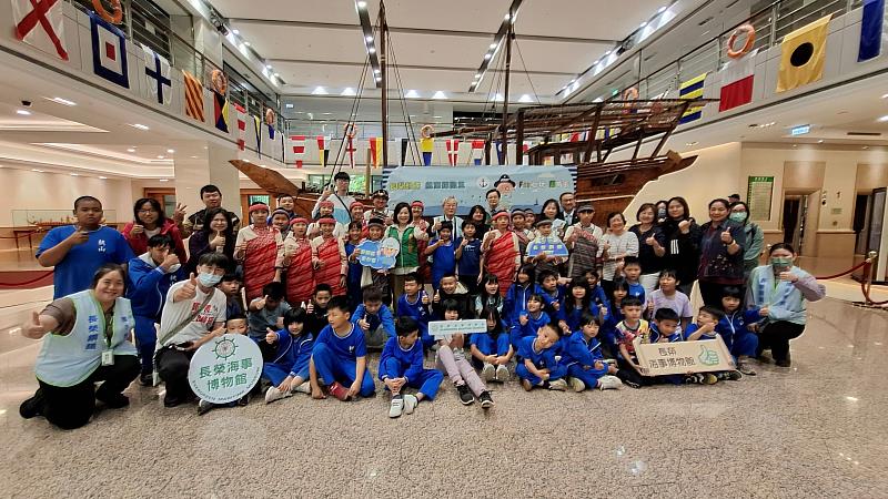 桃山國小全校70位師生與本次贊助單位長榮鋼鐵公司與承辦的張榮發基金會同仁共同合影