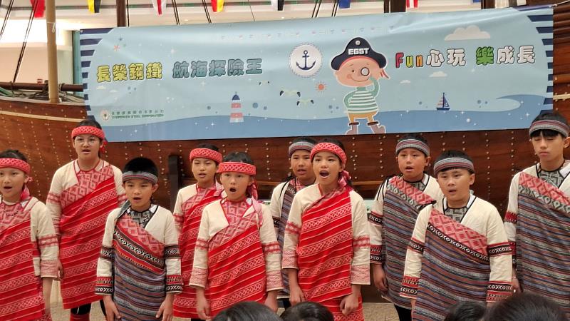 桃山國小合唱團曾登上紐西蘭的舞台獲得「世界合唱大賽」的金質獎，於本次開訓典禮演出「u’ya 跳舞歌」、「快樂天堂」，悠揚的歌聲響徹基金會大廳!