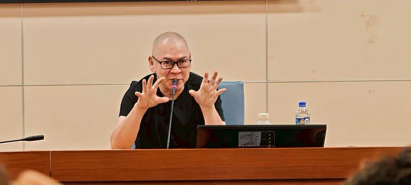 蔡明亮導演勉勵學生跳脫手機螢幕快速觀看的習慣，走進電影院與美術館，透過身體與感官完整經歷影像。